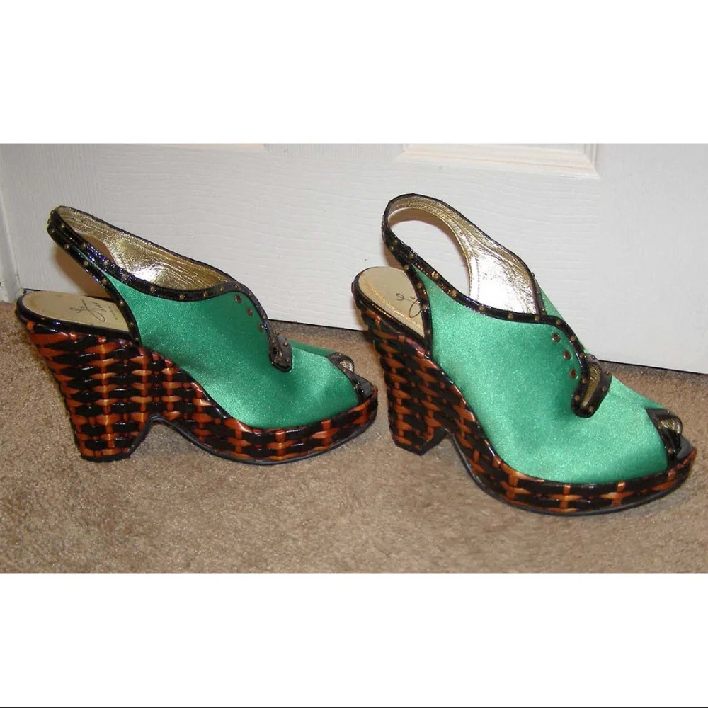 NEW Le Due by Due Farina Green Satin Laceup Wedge